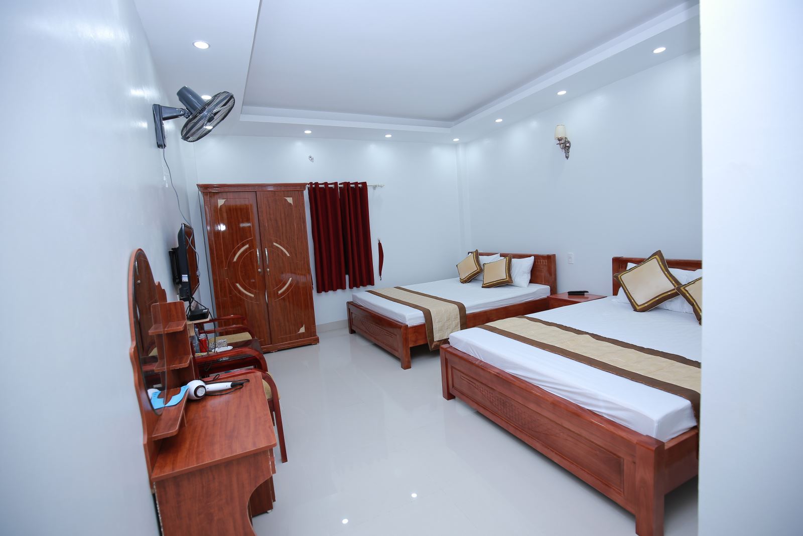 Phòng tiêu chuẩn 4 người lớn rộng rãi, thoáng mát